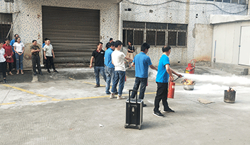 為了增強哈馬校服定做企業(yè)員工的消防意識，我司于近日舉行了一場消防演習(xí)