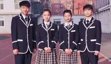 為何貴族學(xué)校女生校服定做是裙子，而普通學(xué)校則是褲子？你們學(xué)校想轉(zhuǎn)變下嗎？