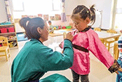 六一將至，錫市牧民親手縫制校服定做，贈送給蘇木幼兒園小朋友們