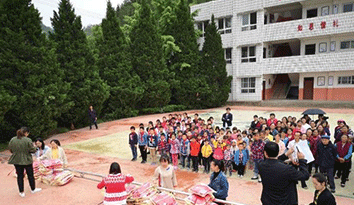 愛(ài)心學(xué)子情系母校！定制校服85套圓學(xué)弟學(xué)妹校服夢(mèng)