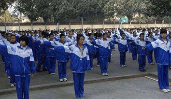 我們的“校服定制”終于引起注意，兩會委員提案對校服“下手”