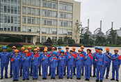 浙理工學子脫下“校服定制”，穿上工裝進行大合唱，培養(yǎng)愛國情懷