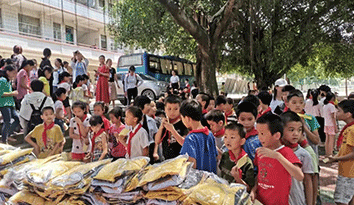 廣西愛心公益組織走進校園，為某校212名學生提供統(tǒng)一的“校服定做”著裝