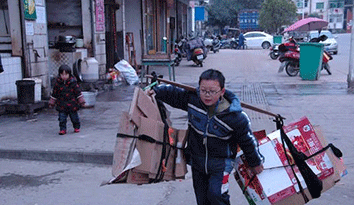 江西玉溪一名穿著“校服定做”男孩，用雙手體驗父母不易