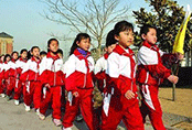 溫州市一小學(xué)家長們說被強(qiáng)制購買“校服定制”，兩套校服費(fèi)用385元？