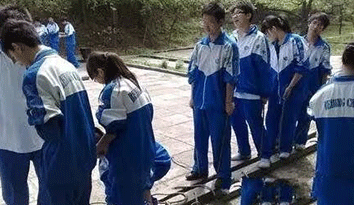當(dāng)日本女孩穿上中國傳統(tǒng)的“校服定制”著裝，會(huì)是什么感覺呢？