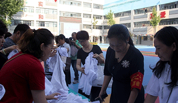 河南市二七區(qū)幸福路小學(xué)，舉行傳遞愛心調(diào)換“校服定制”著裝公益活動