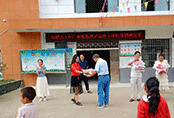 安順市文化廣電旅游局為黃果樹鎮(zhèn)盔林小學的孩子們，捐贈愛心“校服定制”著裝