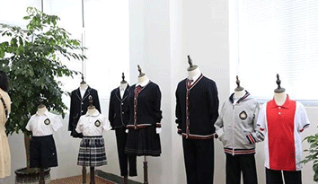 學(xué)校家長(zhǎng)實(shí)地探訪校服定制企業(yè)，監(jiān)督校服生產(chǎn)質(zhì)量