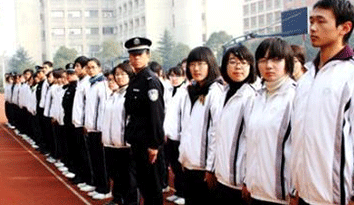 浙江省市場(chǎng)監(jiān)督局召回百余件毒“校服定制”衣服，其出品可分解出致癌物質(zhì)