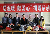 四川省南充市愛心企業(yè)舉行捐贈(zèng)“校服定制”著裝活動(dòng)，把溫暖撒向山區(qū)孩子