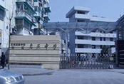 杭州一所學(xué)校家長(zhǎng)稱，為了配合學(xué)校新裝修風(fēng)格，學(xué)生要重新購買“校服定制”著裝？