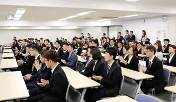 日本企業(yè)應對學校停課：允許員工帶孩子上班,開放會議室寫作業(yè),哈馬校服生產(chǎn)公司為此表示此舉太暖心了！