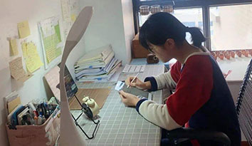 居家學(xué)習(xí)凸顯學(xué)校存在的價(jià)值  “校服定制”著裝體現(xiàn)學(xué)校文化氣質(zhì)