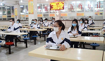 抗擊疫情背后：教育行業(yè)有保障 哈馬校服公司為學生健康保駕護航