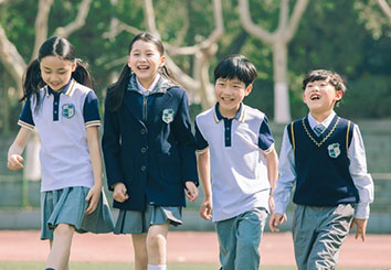 放暑假了，但別忘了給您的小學(xué)定做校服做保養(yǎng)喲~