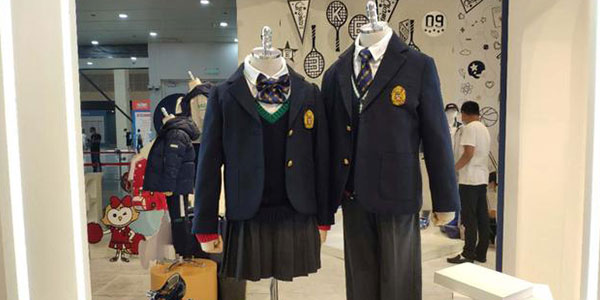 校服生產(chǎn)廠家，校服定制