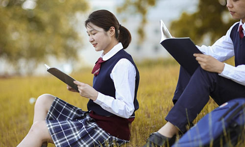 校服生產(chǎn)廠家，校服定制