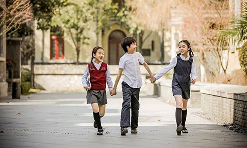 校服生產(chǎn)廠家，校服定制