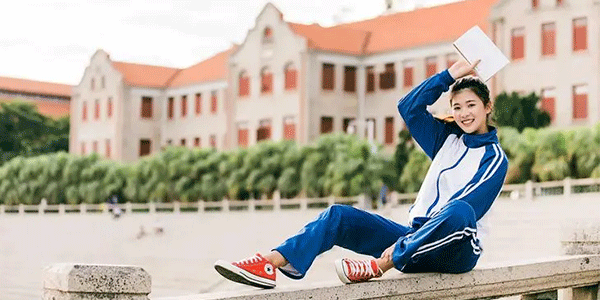 校服生產(chǎn)廠家，校服定制