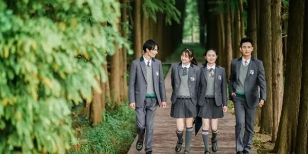 校服生產(chǎn)廠家，定制校服